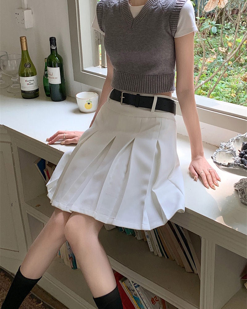 A classic pleated skirt featuring a high waist and knee-length design