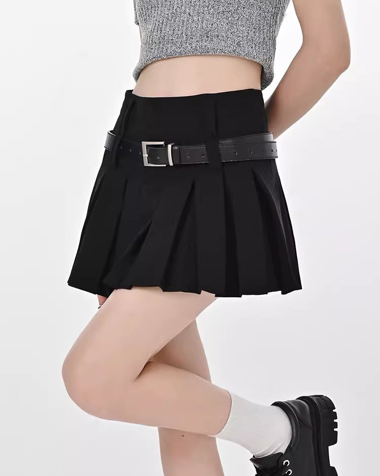 A cute pleated mini skirt featuring a high-waist design. It includes loops for two belts, adding a modern and edgy touch to the classic pleated silhouette