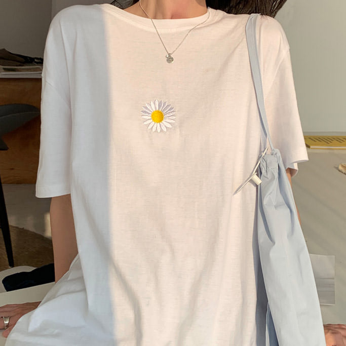  daisy embroidery t-shirt boogzel apparel