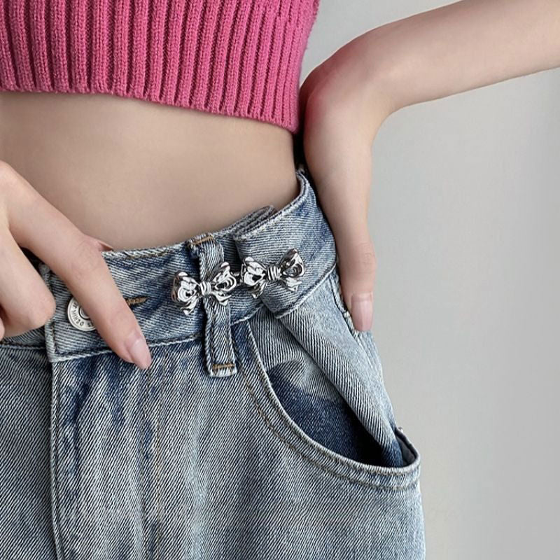 These no-sew jean buttons are the perfect solution for adjusting jeans that are too loose at the waist without needing to sew. Available in stylish butterfly or bow shapes, they easily clip onto your denim, allowing you to cinch the waist for a better fit instantly. Ideal for personalizing your look or adjusting your favorite pair without permanent alterations!  Material:&nbsp;Zinc Alloy