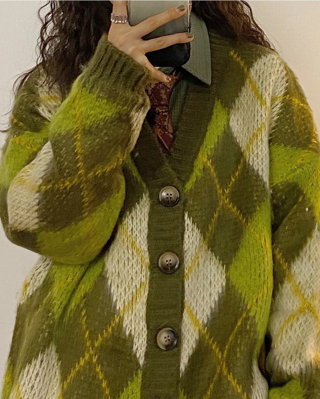 This vintage-inspired green oversized cardigan has a soft knit construction, an argyle pattern all over, front button closures, and long sleeves