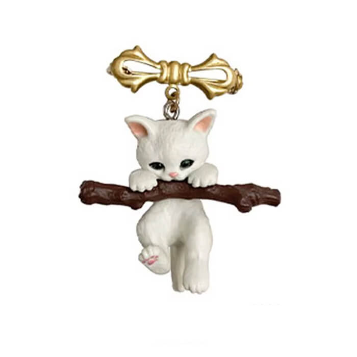 kitty brooch boogzel clothing