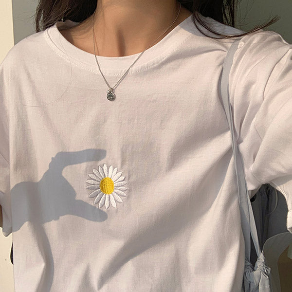  daisy embroidery t-shirt boogzel apparel