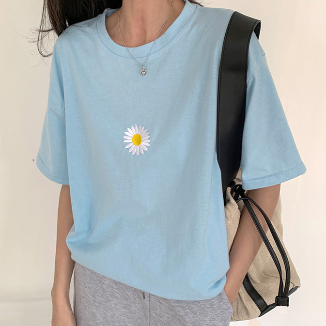 blue daisy embroidery t-shirt boogzel apparel
